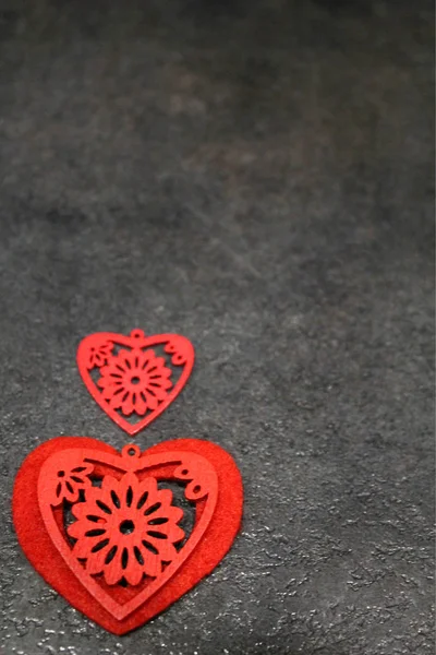 Taş zemin üzerine kırmızı kalp. Sevgililer günü — Stok fotoğraf