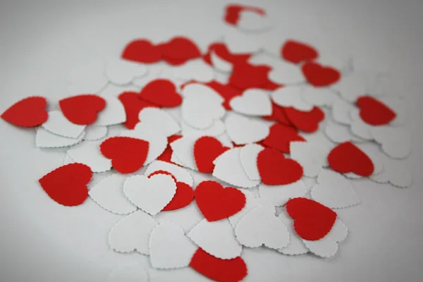 Beyaz arka plan üzerinde beyaz ve kırmızı kağıt Kalpler — Stok fotoğraf