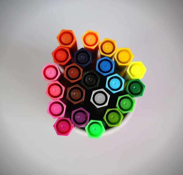 Χρωματιστούς μαρκαδόρους σε ένα γκρίζο φόντο — Φωτογραφία Αρχείου