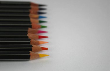 Çizim malzemeleri: farklı renk beyaz arka plan üzerinde izole kalem