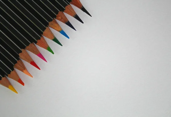 Çizim malzemeleri: farklı renk beyaz arka plan üzerinde izole kalem — Stok fotoğraf