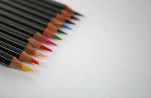 Materiales de dibujo: lápices de diferentes colores aislados sobre fondo blanco — Foto de Stock