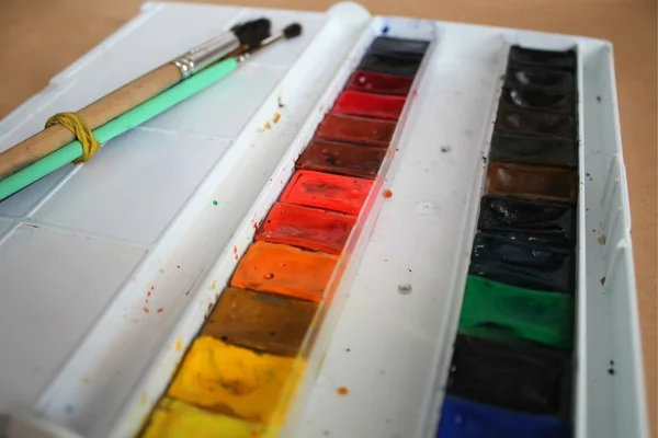 Ακουαρέλα χρώματα με βούρτσες από διαφορετικά χρώματα για τα στοιχεία φόντου σκάφη — Φωτογραφία Αρχείου