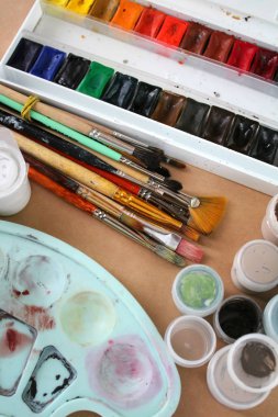sulu boya, guaj, akrilik, fırça ve palet