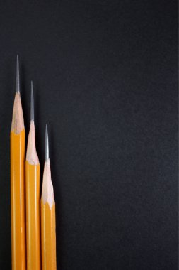 uzun keskin keşifler granit siyah bir zemin üzerine basit kalem