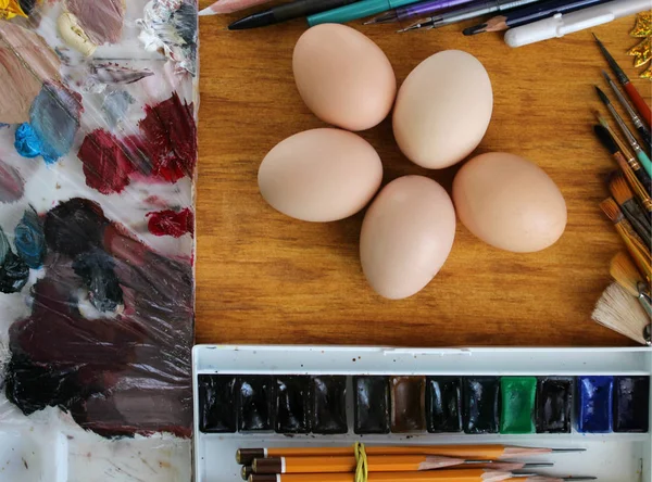 Αυγά με τα χρώματα watercolor σε ξύλινο υπόβαθρο για το Πάσχα — Φωτογραφία Αρχείου