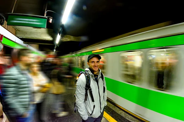 Turist man väntar på ett tåg vid stationen i den underjordiska tunnelbanan i Milano Italien — Stockfoto