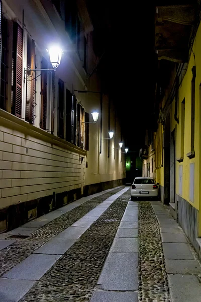 Νύχτα πόλη της Ιταλίας. Νοβάρα. Φωτισμένο δρόμο. Τόνωση. Απαλή εστίαση — Φωτογραφία Αρχείου