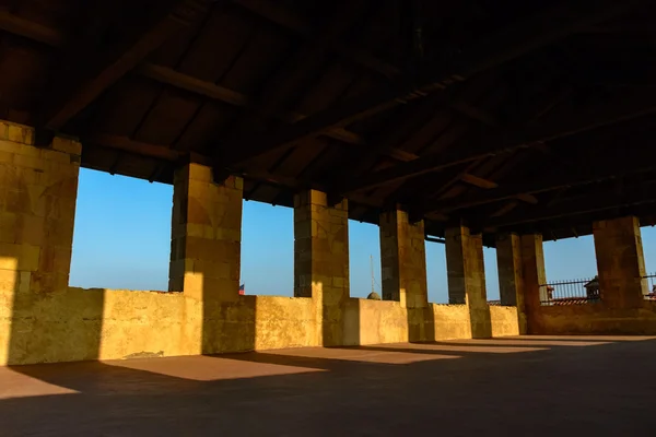 Mur en pierre du château. Le sommet de la forteresse, vue de l'intérieur. Italie, Angera. Château Rocca di Angera . — Photo