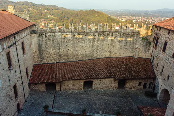 De binnenplaats van het fort. Hoge stenen muren. Bekijk van bovenaf. Italië. Angera.Castle Rocca di Angera.Vintage — Stockfoto