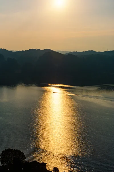 山下湖的美丽的自然景观。意大利。阿罗纳 — 图库照片