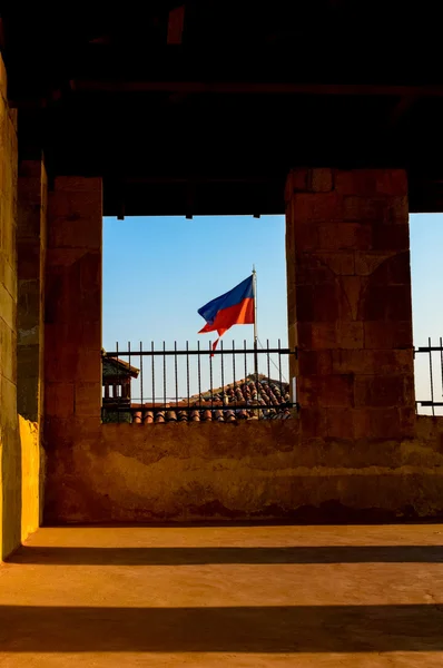 Σημαία της Ιταλίας. Θέα από το παράθυρο του κάστρου. — Φωτογραφία Αρχείου