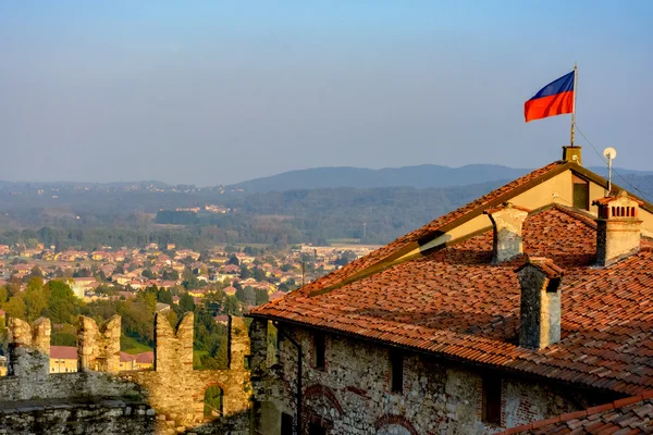 Bandera de Italia en lo alto del techo de la fortaleza — Foto de Stock