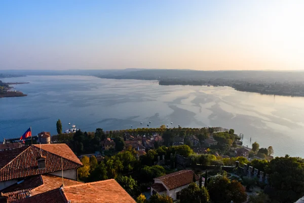 Szemközti nézet egy város Olaszország. A távolság van a tó. Olaszország. Angera — Stock Fotó