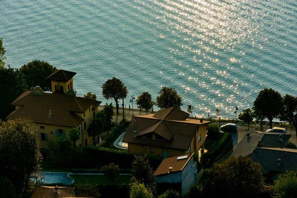 Kenti yukarıdan göl manzarasına sahip. İtalya. ANGERA — Stok fotoğraf