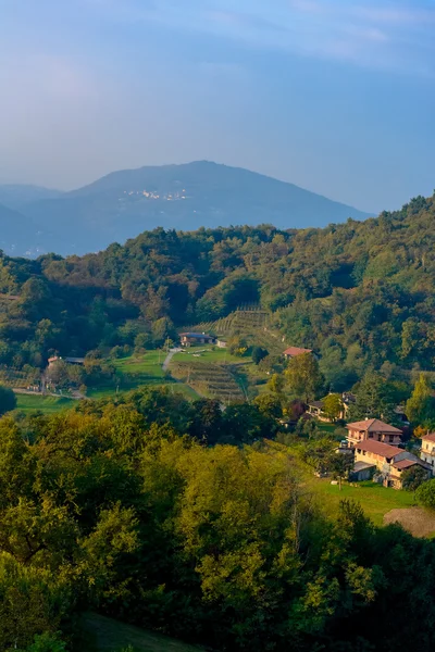 Vista dall'alto di una città in Italia. In lontananza ci sono le montagne. Italia. Angera — Foto Stock