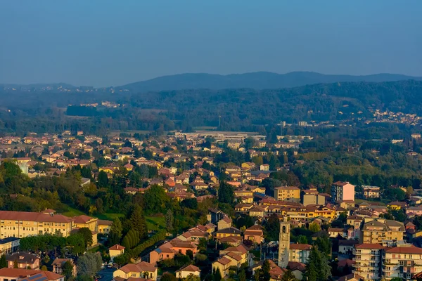 Κάτοψη μιας πόλης στην Ιταλία. Η απόσταση είναι στα βουνά. Ιταλία. Angera — Φωτογραφία Αρχείου