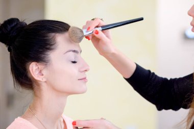 Kız bir güzellik salonu makyaj yapıyor