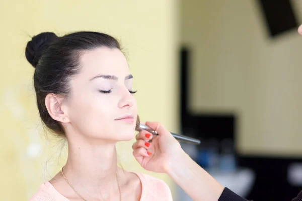 Girl doing make-up in a beauty salon — Stock Photo, Image