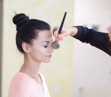 Kız bir güzellik salonu makyaj yapıyor