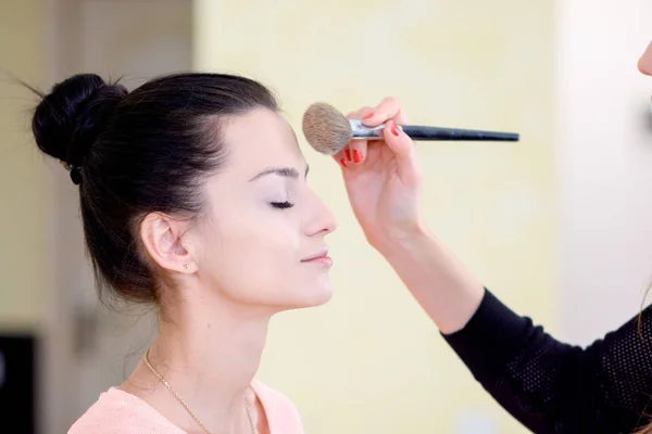 Girl doing make-up in a beauty salon — Stock Photo, Image