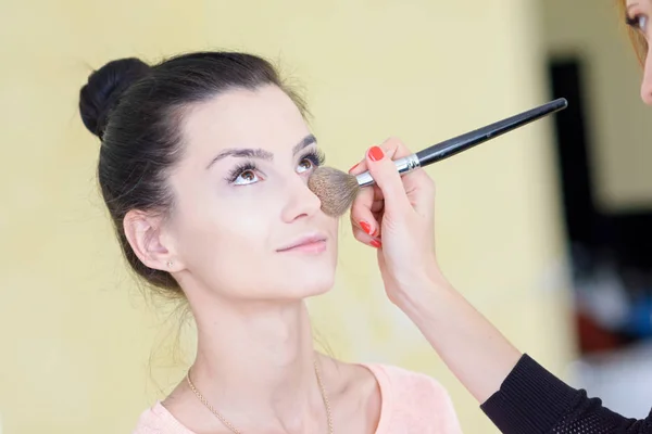 Girl doing make-up in a beauty salon — Stock Photo, Image