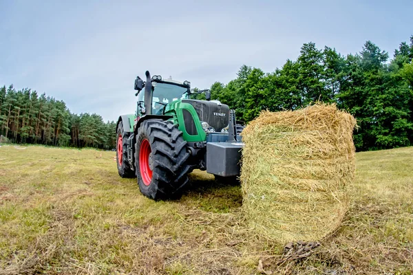 Cherkasy, Ukraina - 16 Juni 2016: traktor Fendt berdiri di lapangan dekat tumpukan jerami . — Stok Foto