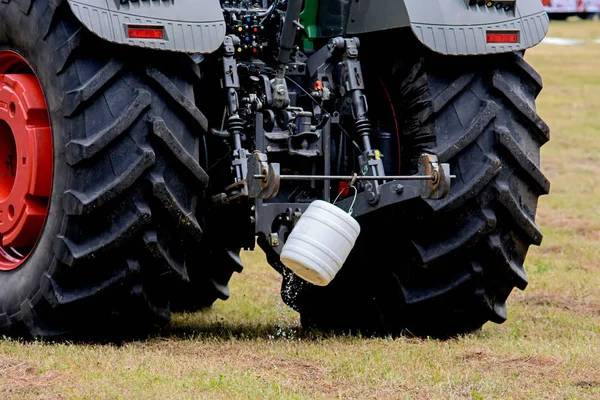 Detail van de wielen van een grote trekker met hangende emmer — Stockfoto