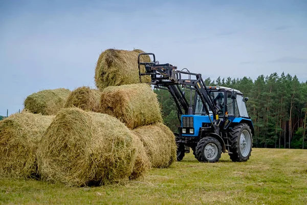 Tumpukan jerami traktor di lapangan . — Stok Foto