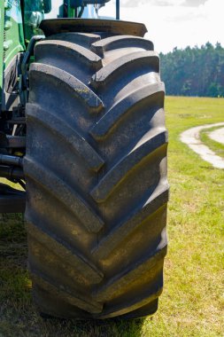 Lastik tekerlekli traktör ayakta bir alanda