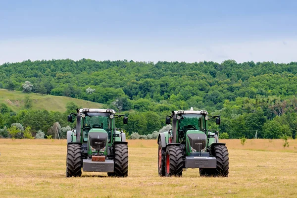 Cherkasy, Ukraine - June 16, 2015: Two large German Fendt tractor standing in a field — Stock Photo, Image
