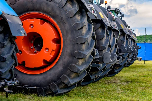 Detailní záběr pneumatiky traktoru, kolo traktoru, Selektivní ostření. — Stock fotografie
