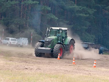 Cherkasy, Ukrayna - 15 Haziran 2012: Alanındaki hızlı heyecan büyük verici. Alman üretici Fendt.