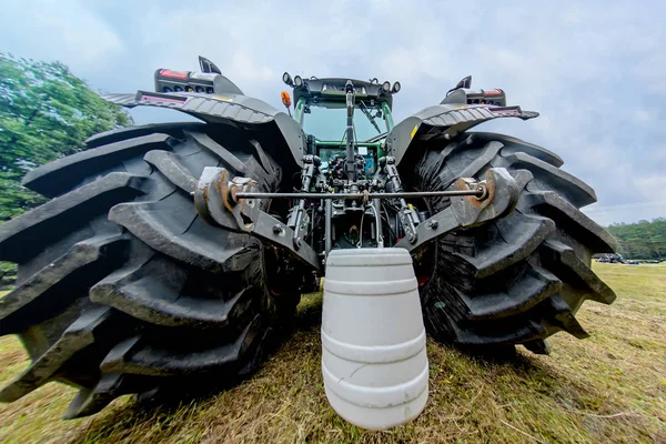 Detail roda traktor besar dengan ember gantung. Nada — Stok Foto