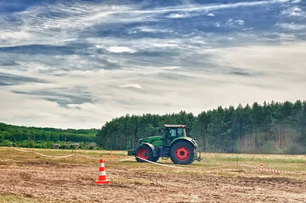 Cherkasy, Ukrayna - 15 Haziran 2012: Büyük ve güçlü traktör Alman üretici Fendt, bir alanda duran — Stok fotoğraf