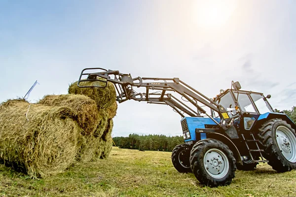 Traktor seno zásobníky v poli. Tónování — Stock fotografie