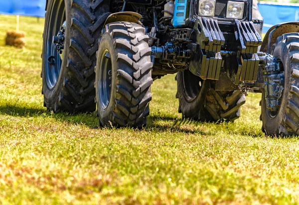 Roda traktor yang kuat pergi di atas tanah sampai debu — Stok Foto