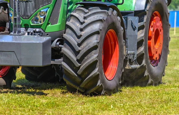 Výkonný traktor kola jdou po zemi prach — Stock fotografie