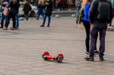 Kırmızı renk insanlar arasında orta alanda Gyroscooter standları .