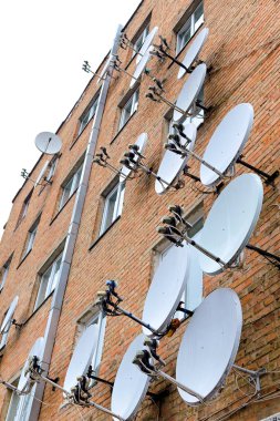 Tuğla ev hangi duvarına çok bağlı uydu yemekleri.