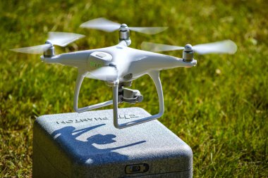 Cherkasst, Ukrayna - Haziran 17, 2016:White dron davaya indi. Quadrocopters ile DJI indeks işlem Phantom tarafından temsil