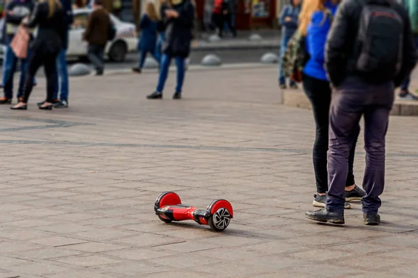 Червоний колір Gyroscooter стоїть в середній області серед людей  . — стокове фото