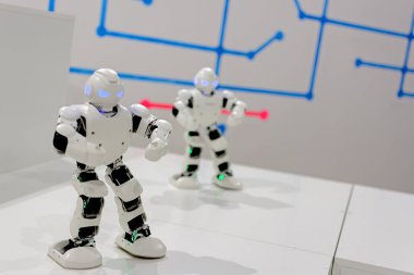 İki akıllı Robot dans. Robot odak