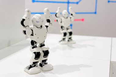 Kiev, Ukrayna - 08 Ocak 2017:Two akıllı Robot dans. Robot odak