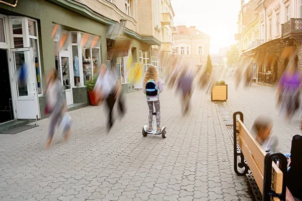 Une fille traverse la route en Gyroscooter. Post-production — Photo