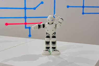 Kiev, Ukrayna - Ocak 08,2017: VDKNh, sergi ekonomik başarıları akıllı Robot dans