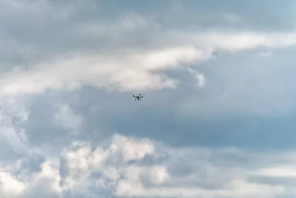 Quadrocopter enquanto voa no céu. Zona de proteção moderna do ar na câmera . — Fotografia de Stock