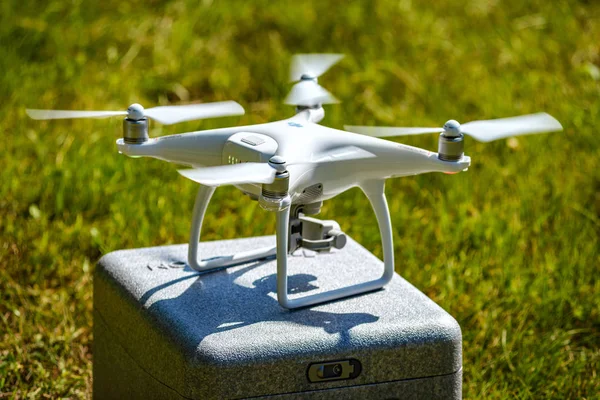 Cherkasst, Ucrânia - 17 de junho de 2016: Drone branco pousou no caso. Quadricópteros representados por Dji Phantom.illustrative editorial — Fotografia de Stock