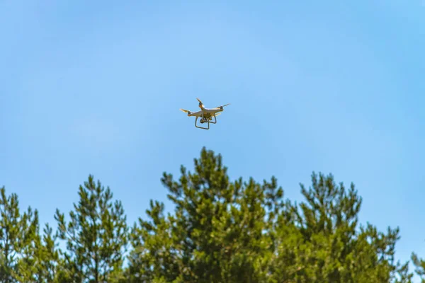 Cherkasst, Ucrânia - 17 de junho de 2016: Drone branco quad copter com câmera digital de alta resolução voando no céu azul — Fotografia de Stock