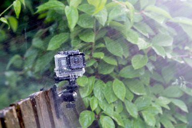 Yağmur altında bir koruyucu kapak eylem kamera